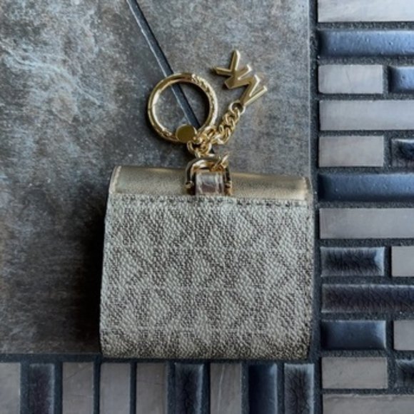 Michael Kors Jet Set Travel AirPod Case - Picture 4 of 14